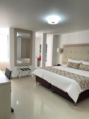 Junior Suite, River View | In-room safe, desk, laptop workspace, WiFi - HOTEL JUAN MARIA (Tuluá)