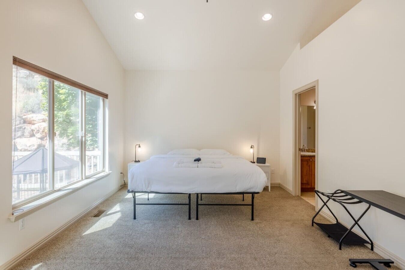 Desk, iron/ironing board, WiFi, bed sheets