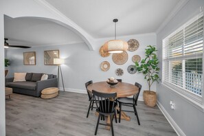 Dining - Waterfront Oasis + Beach & Pool Access + Game Room (Indian Shores)