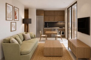 Una sala de estar moderna con un sofá, una mesa de centro y un televisor.