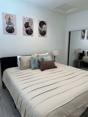 A bedroom with a bed, pillows, and wall art. - Private 3BR Townhouse Near Disneyland & Knott’s (Garden Grove)