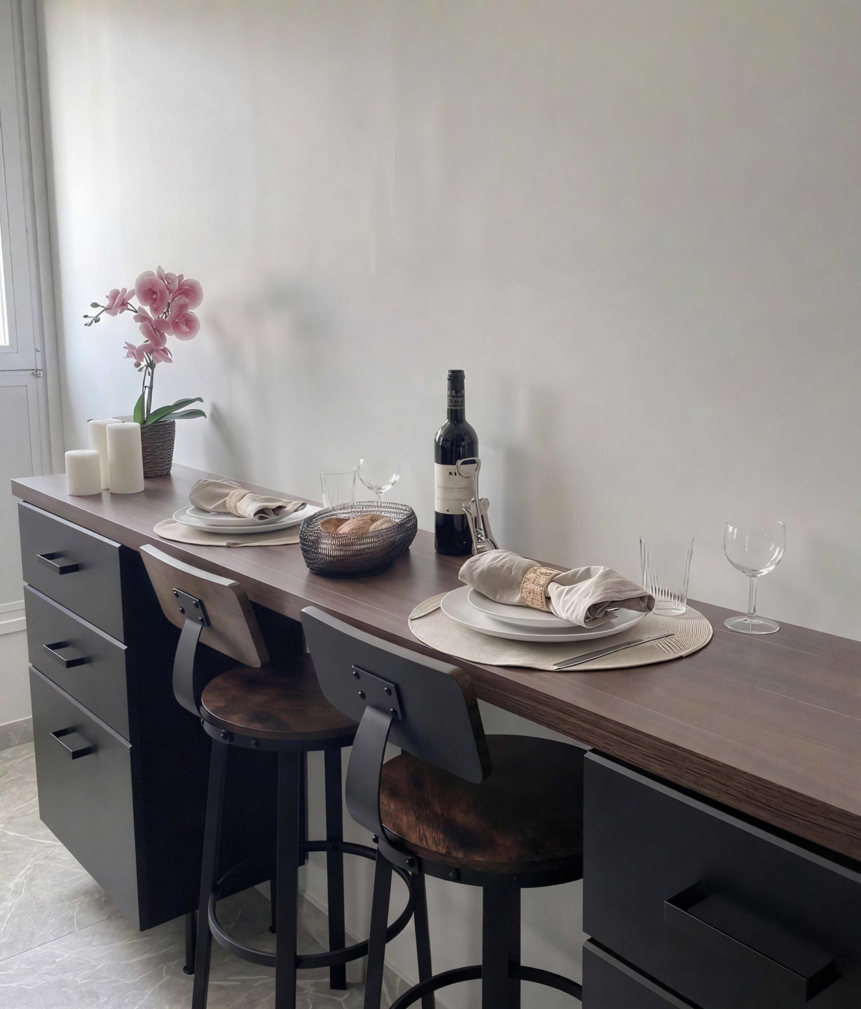 Un comedor con una mesa de madera dispuesta para dos personas, una botella de vino y una orquídea en maceta.