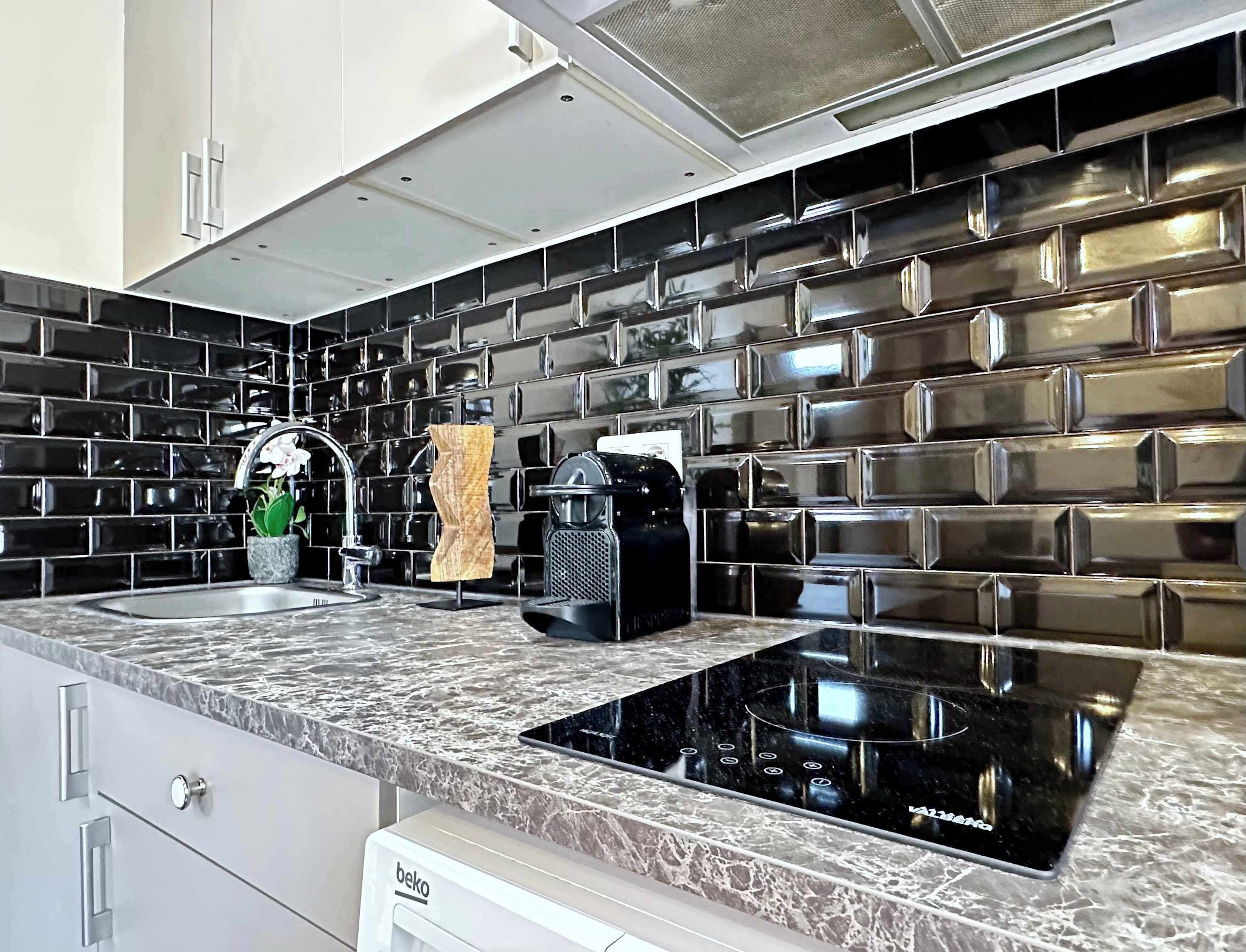 Coffee/tea maker, fridge, microwave, stovetop