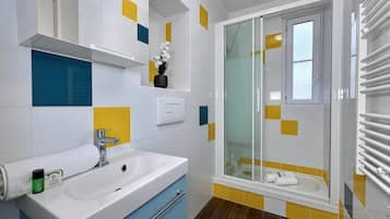 Shower, hair dryer, towels, shampoo