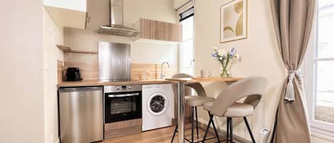 Coffee/tea maker, fridge, microwave, stovetop
