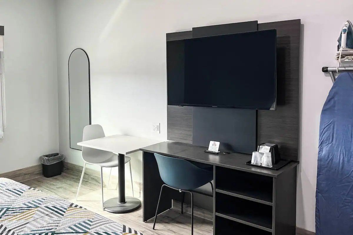 King Bed Room Perfect For Budget-conscious Stays | Free Parking & Pet-friendly - 皮爾蘭