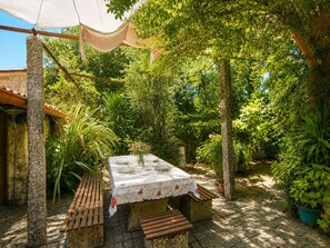 Outdoor dining - Vrbo Property (Arcos de Valdevez)