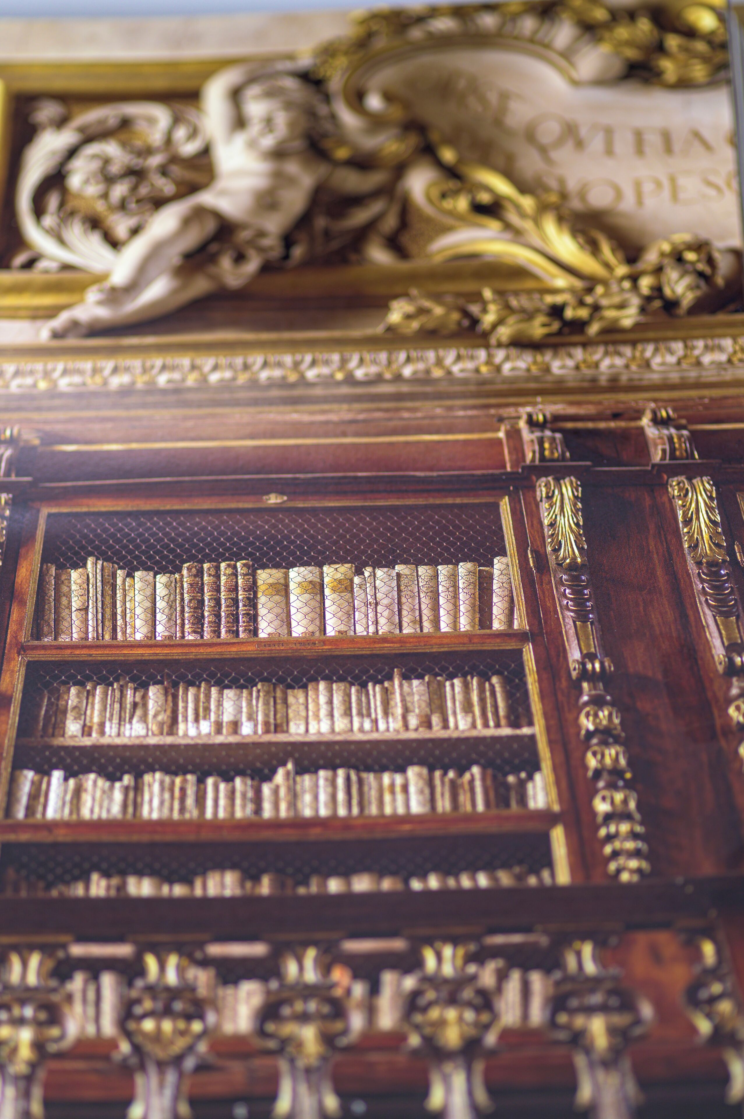 Ein Detailbild einer Bücherwand mit Büchern und Dekorationselementen.