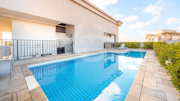 A modern building with a swimming pool, a covered area, and a clear sky. - Osasco Trade Fundação (Osasco)