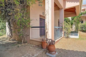 A building with a balcony, a potted plant, and a tree. - Villa 'Ariadni' in Marathiás (Marathiás)