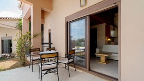 Outdoor dining - Villa 'Ariadni' in Marathiás (Marathiás)