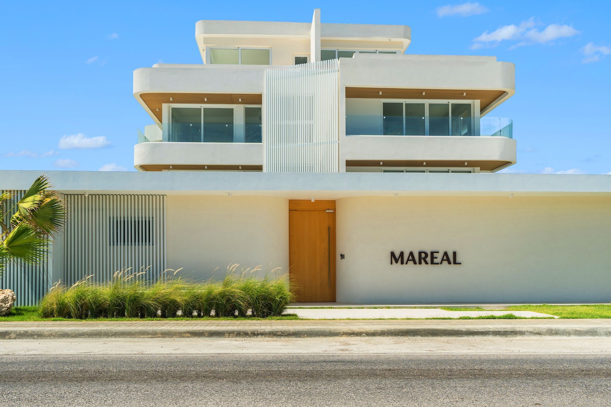Un bâtiment moderne dont la façade est ornée d’une grande enseigne « MAREAL ».
