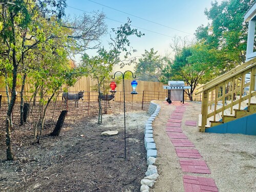 The Hilltop Hideaway- King Bed Luxury Tiny House Country - Mini Donkeys Goats