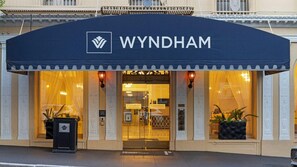 A hotel entrance with a dark awning displaying the name 'WYNDHAM'. - Union Square San Francisco 1BR Deluxe Suite – Club Wyndham Canterbury (San Francisco)