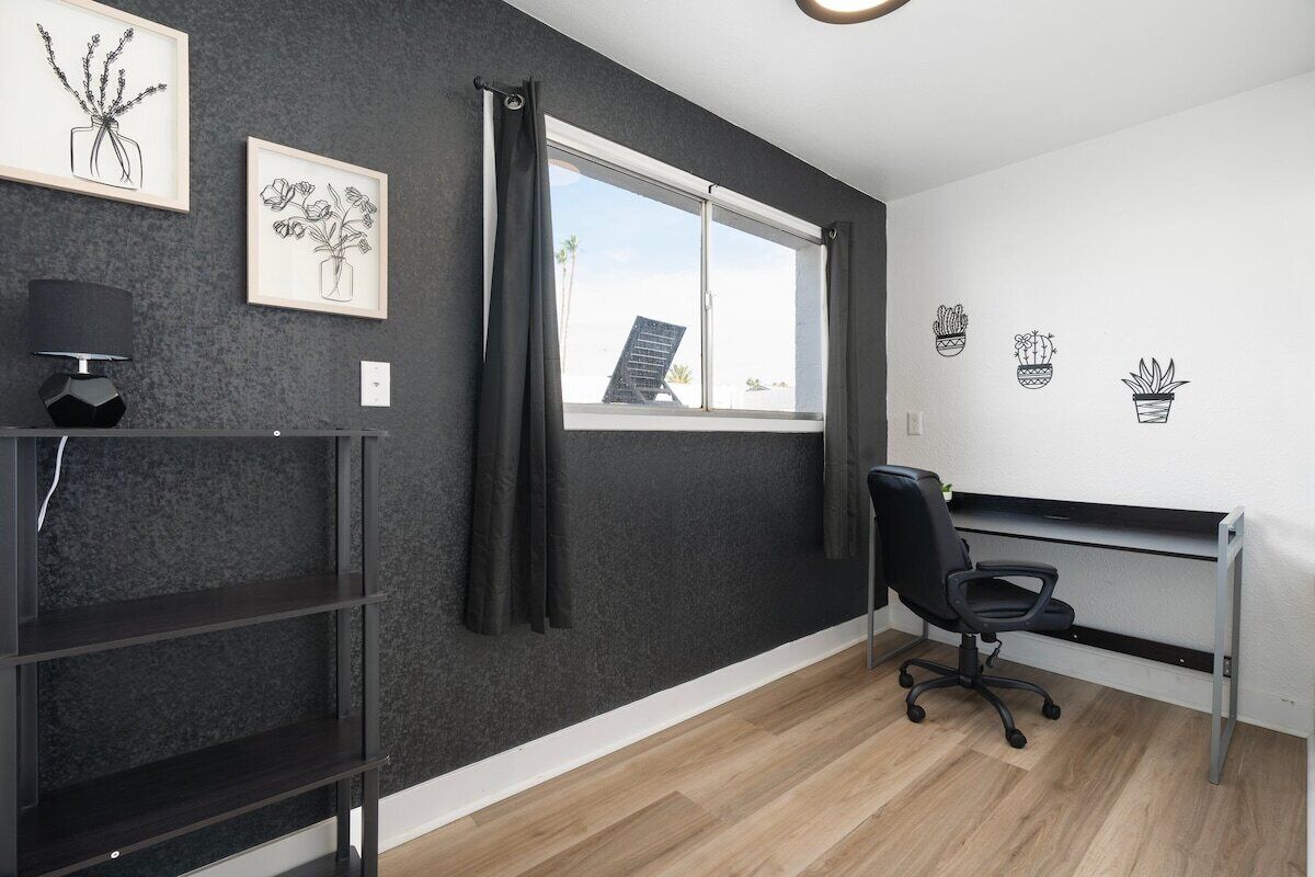 Un espace de bureau moderne comprenant un bureau, une chaise et une étagère.
