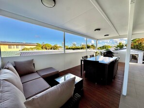 Unclassified image, 4 of 20, button - Modern home, outdoor dining and BBQ, 2min to beach, central to major theme parks (Labrador)