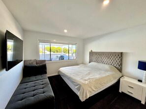 Unclassified image, 3 of 20, button - Modern home, outdoor dining and BBQ, 2min to beach, central to major theme parks (Labrador)