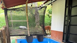 A hot tub with a wooden frame and a red roof structure. - Cozy La Chorrera Cabin Surrounded by Nature with a View of the Mountains (Venecia)