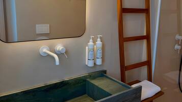Une salle de bain avec un meuble-lavabo en bois, un grand miroir et une échelle en bois.