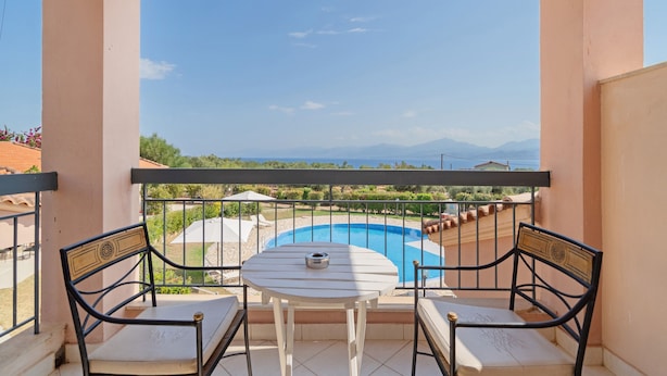 Outdoor dining - Villa 'Fedra' with Balcony and Air Conditioning (Marathiás)