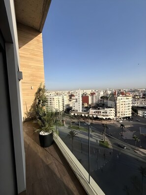 A balcony with a view of a cityscape, including buildings and a road. - Cozy 1-bedroom studio in charming Casablanca with AC (Casablanca)