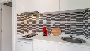 Coffee/tea maker, fridge, microwave, stovetop