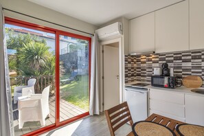 Una cucina moderna con forno a microonde, macchina del caffè e un tagliere di legno.