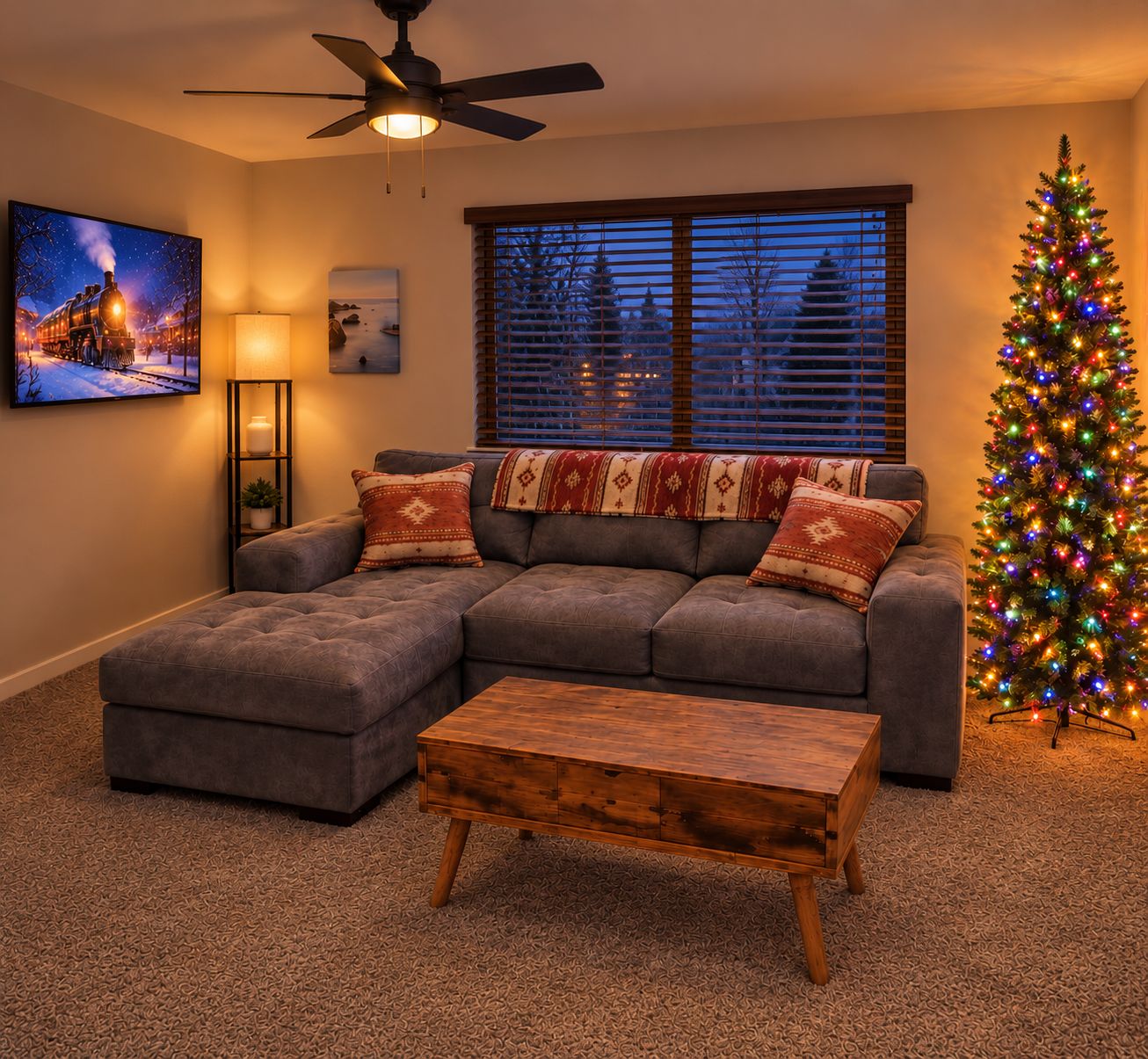 Ein Wohnzimmer mit einer Eckcouch, einem Holztisch, einem Deckenventilator, einem Weihnachtsbaum und einem Gemälde an der Wand.