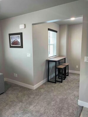A room with a desk, two chairs, a picture on the wall, and a window with blinds. - Flagstaff Modern guesthouse with 2 car garage. Sleeps 5. Close to NAU & downtown (Flagstaff)
