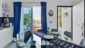 A modern kitchen with a microwave, a kettle, and a coffee maker. - Villa Pomelia - just steps from the sea (Pozzallo)