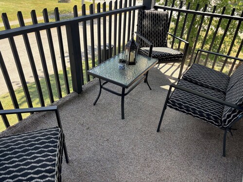 Cozy Upstairs 2BR Apartment Near Hospitals & Charleston