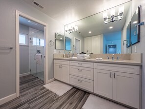 Bathroom - Adorable 4-bedroom house with AC in welcoming Roseville (Roseville)