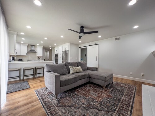 Adorable 4-bedroom house with AC in welcoming Roseville