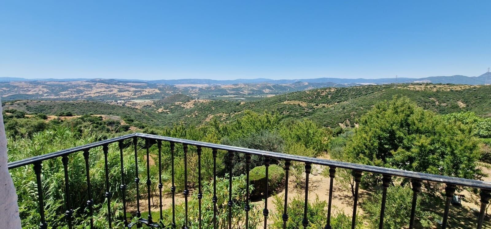 Varanda com vista para uma paisagem montanhosa.
