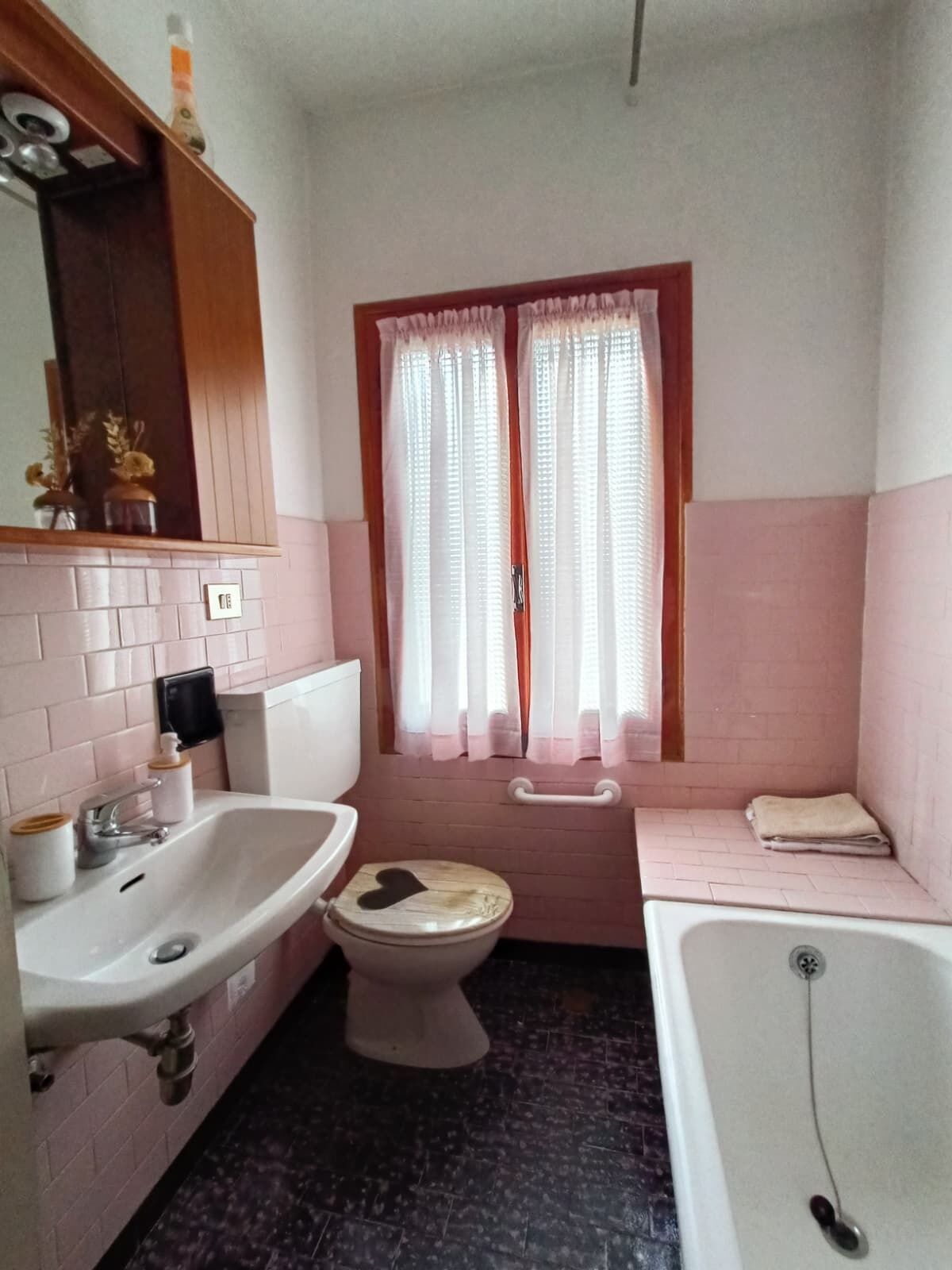 Un baño con inodoro, lavabo y bañera.