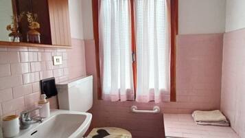 Un baño con inodoro, lavabo y bañera.