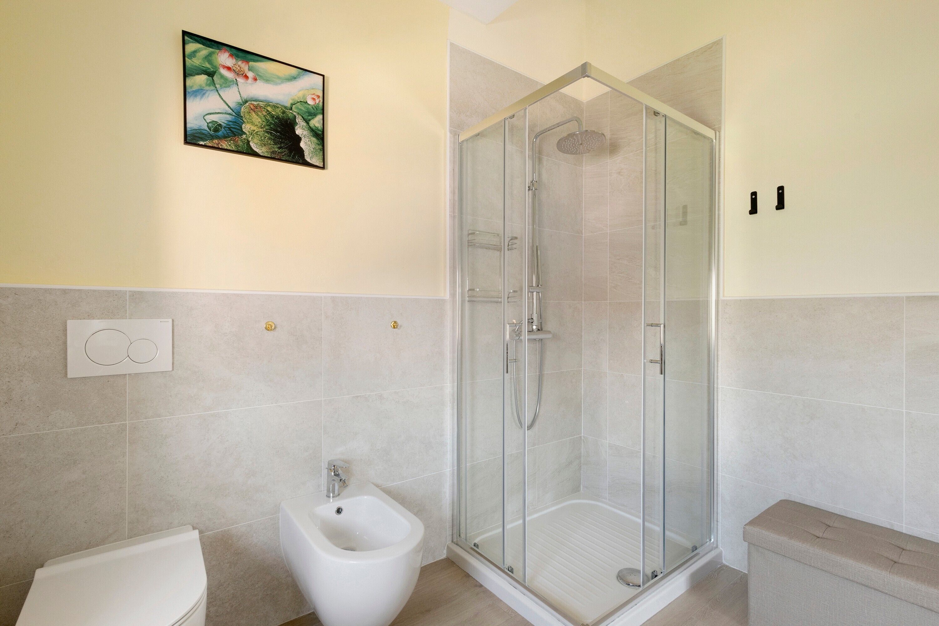Ein Badezimmer mit Duschkabine, Bidet und Toilette.