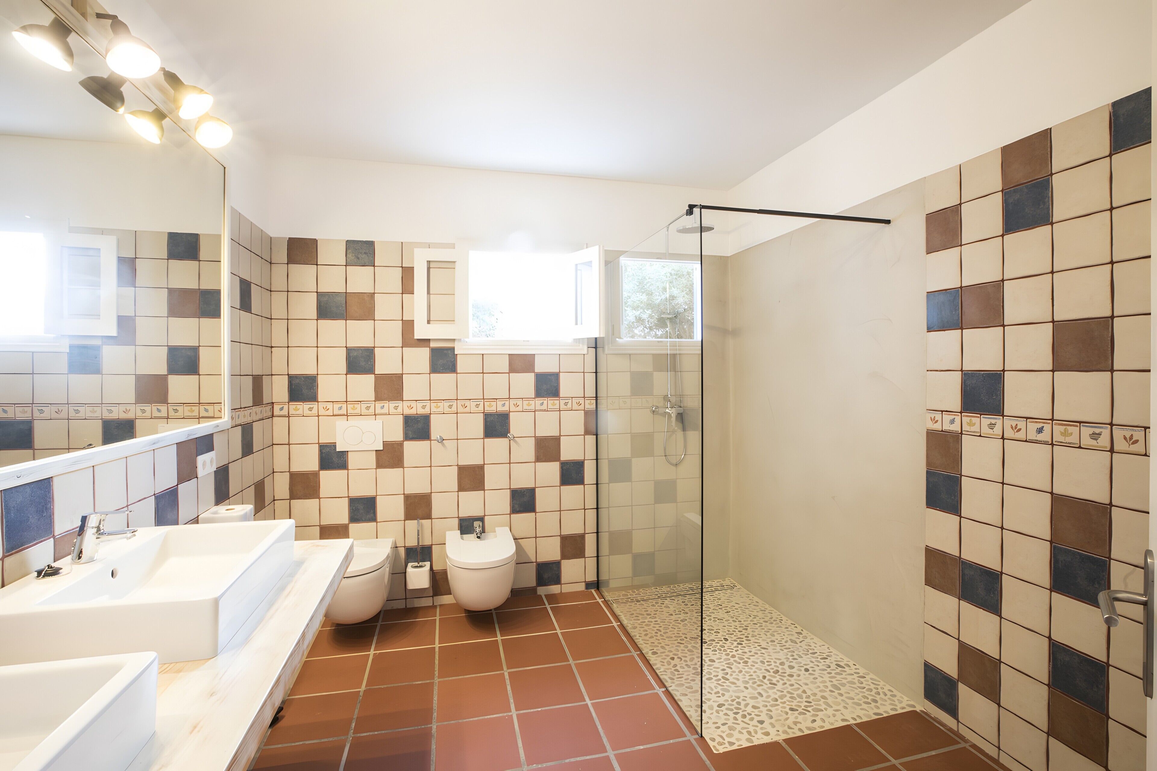 Een badkamer met een douche, toilet en wastafel.