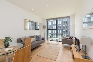 Living area - Charming 2 bedroom apartment in Quartermile (Edinburgh)
