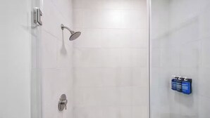 Ein Duschbereich mit Handbrause und am Wand montierter Armatur.