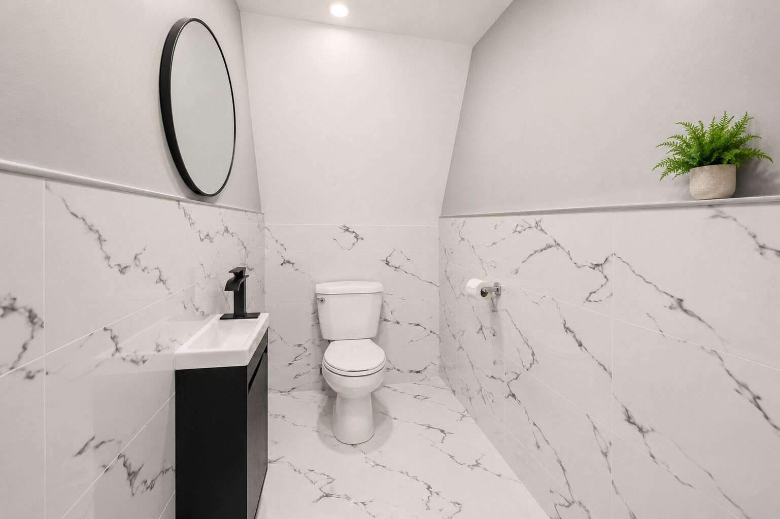 Ein Badezimmer mit Toilette, Waschbecken, Spiegel und einem Blumentopf.