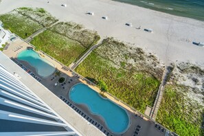 Ein Resort mit Poolbereich, Zugang zum Strand und Blick auf den Ozean.