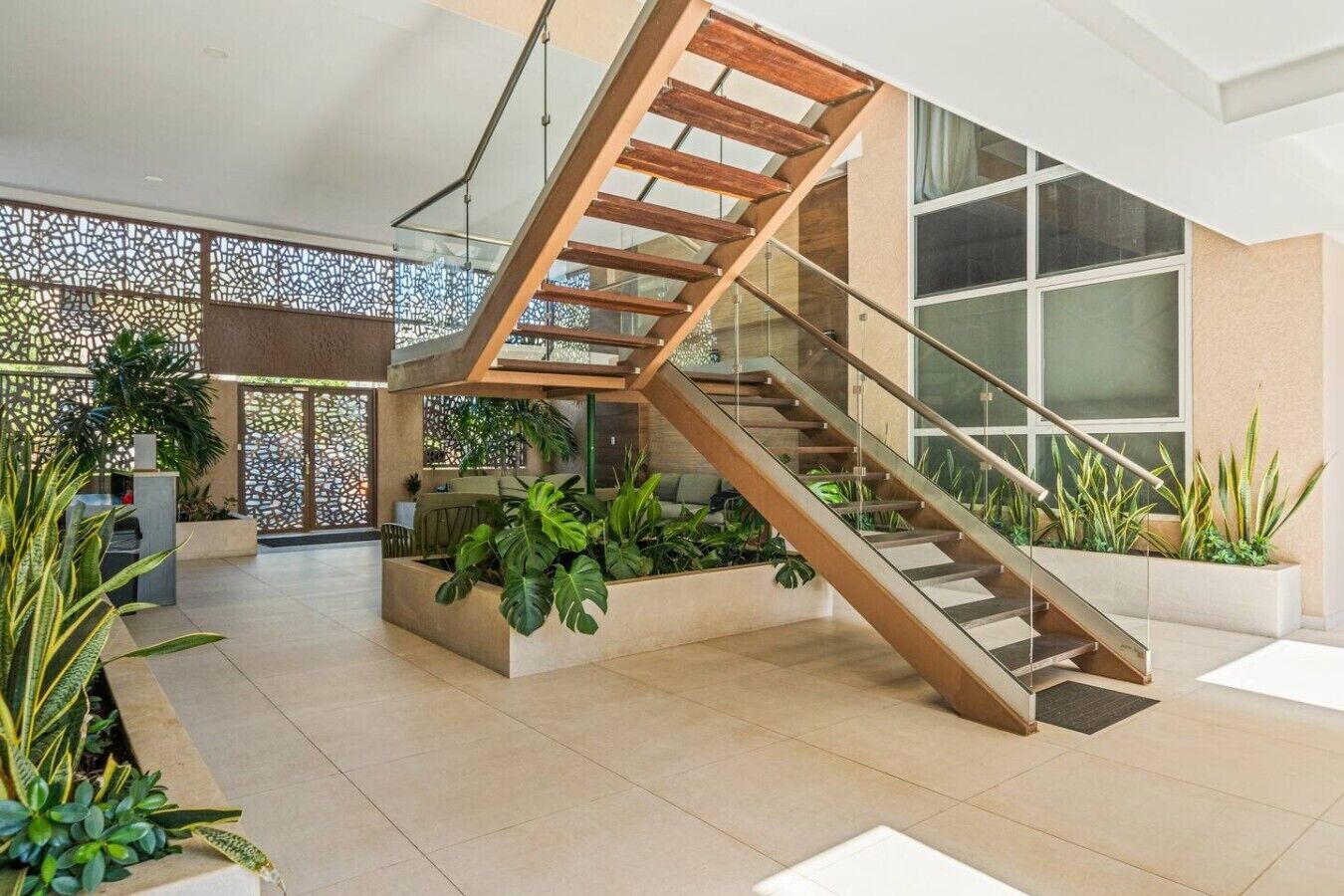 Ein modernes Interieur mit einer Wendeltreppe, Zimmerpflanzen und einer Rezeption.