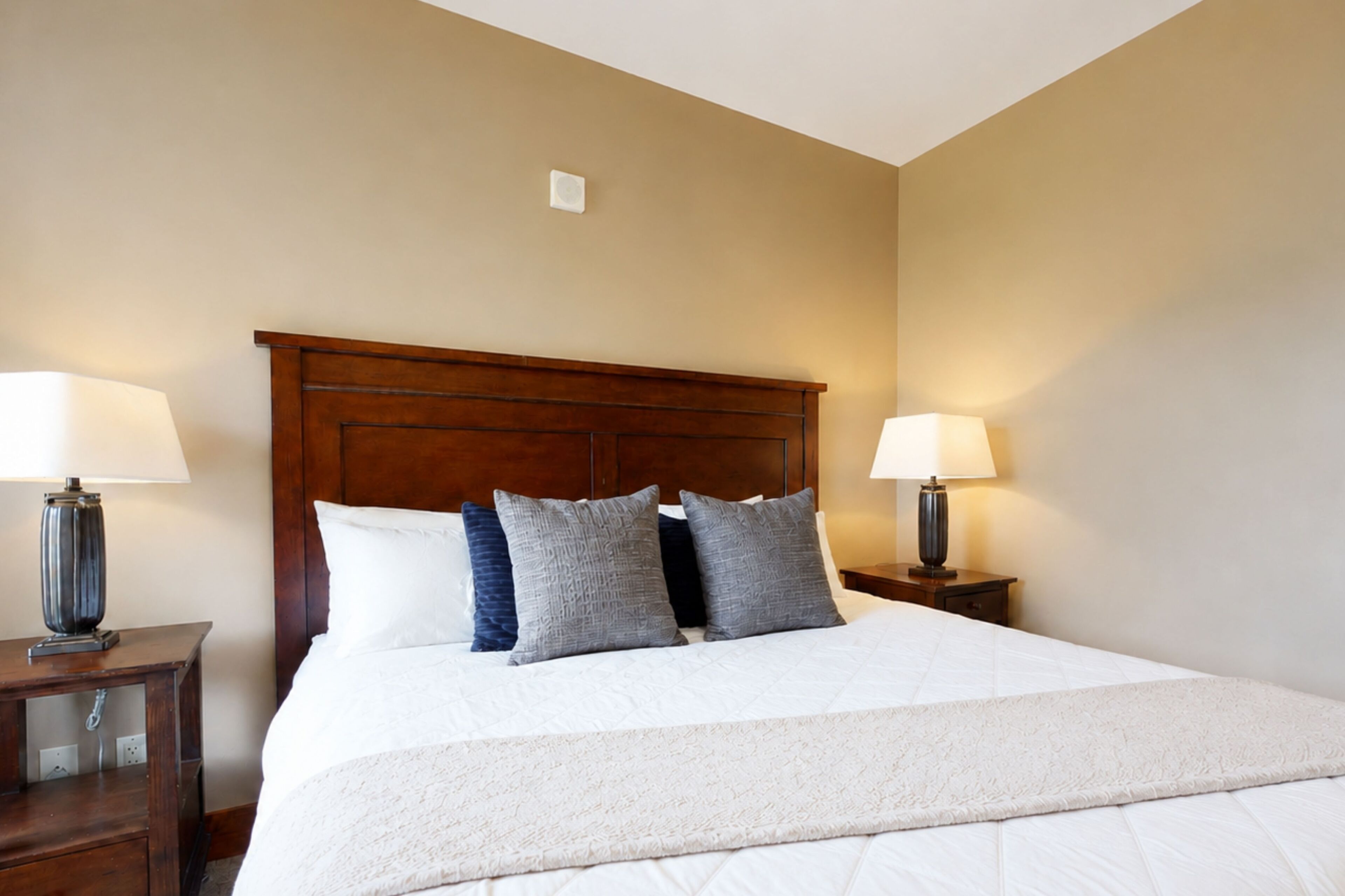 WiFi (free), bed sheets