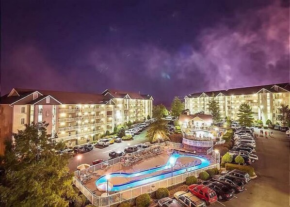 A hotel with multiple buildings, a swimming pool, and a parking lot. - Mtn Views • Sleeps 6 • Top Floor • Free Dwood Tkt (Pigeon Forge)