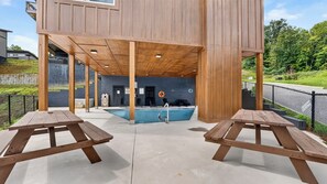 Un área de piscina con bancos de madera y un trampolín.