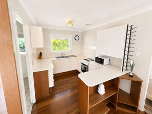 Private kitchen - Southport 3BR Family Home | Free Parking & Great Location (Southport)