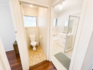 Bathroom - Southport 3BR Family Home | Free Parking & Great Location (Southport)