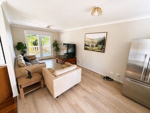 Living area - Southport 3BR Family Home | Free Parking & Great Location (Southport)