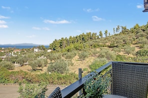 A balcony with a view of a hillside, a body of water, and distant mountains. - Room 'Orama  17' with Sea View, Wi-Fi and Air Conditioning (Εύβοια)